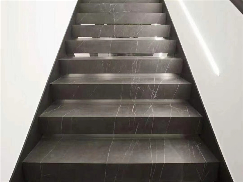 escaleras de mármol gris pietra