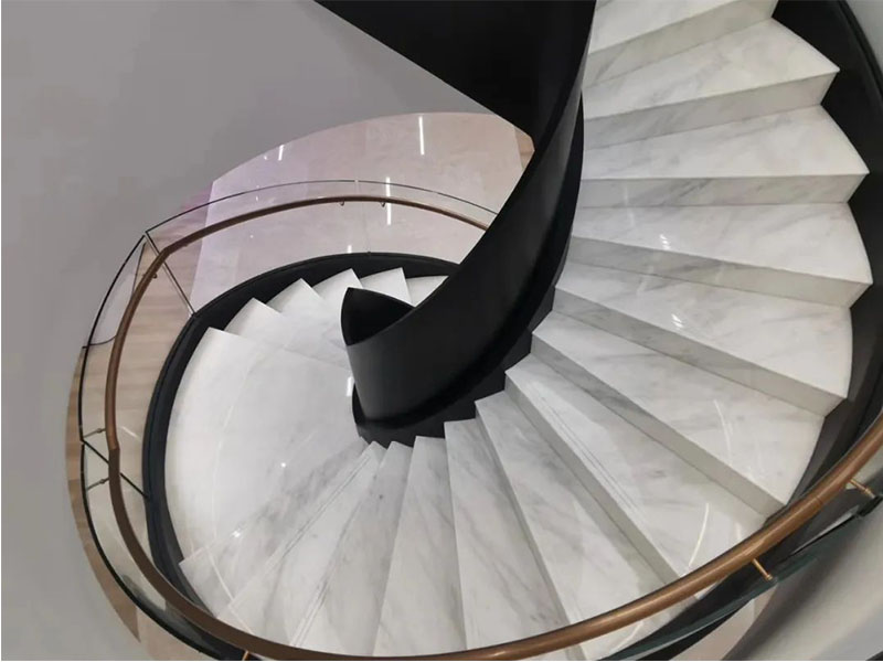 Escadas de mármore branco