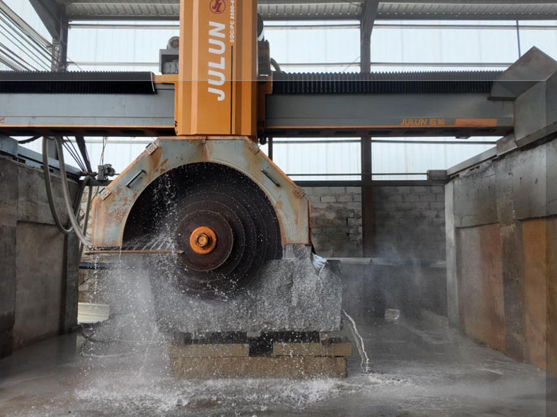 Granite cutting machine with water spray