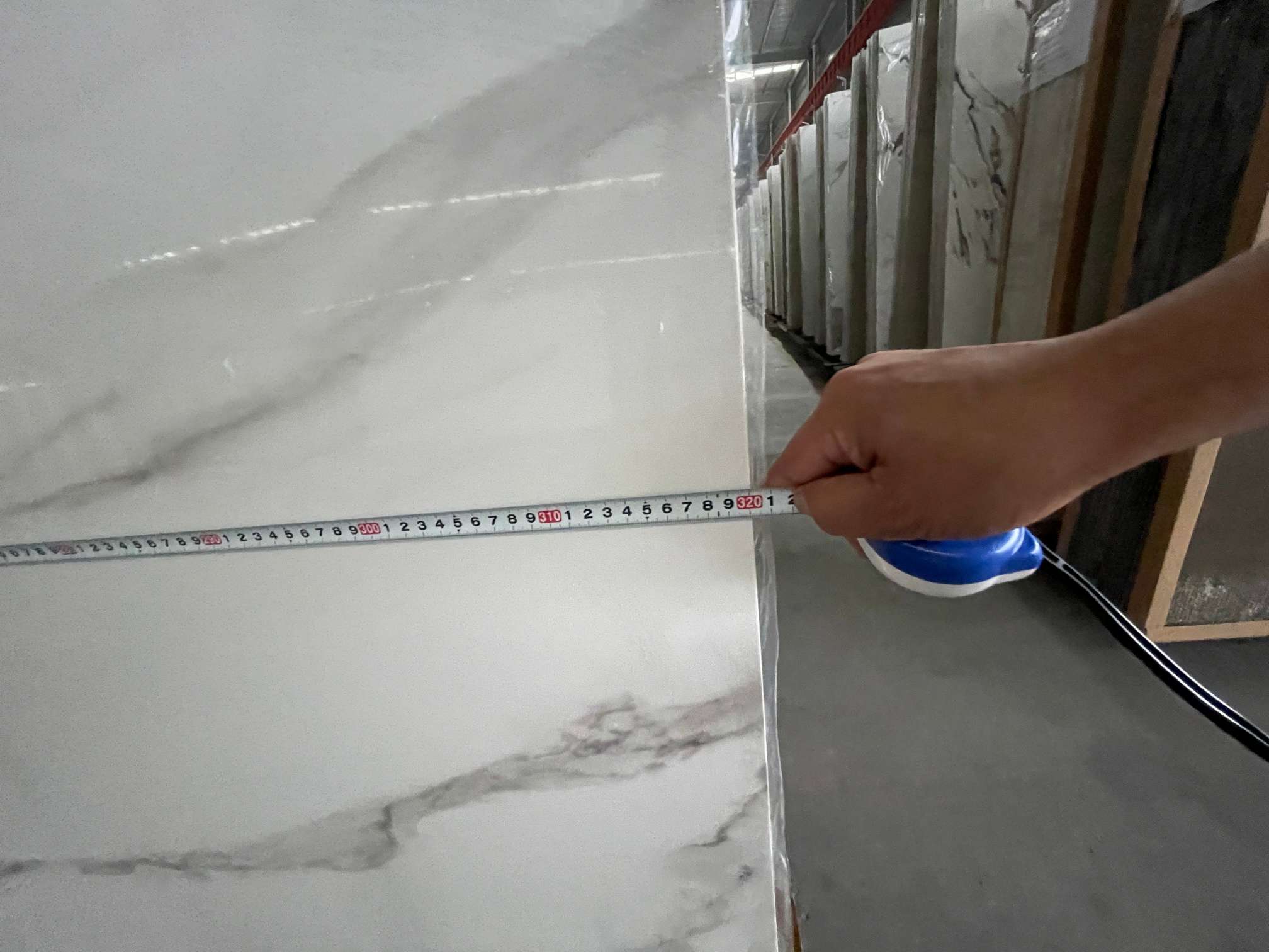 Close-up measurement of 3200 mm sintered stone slab length