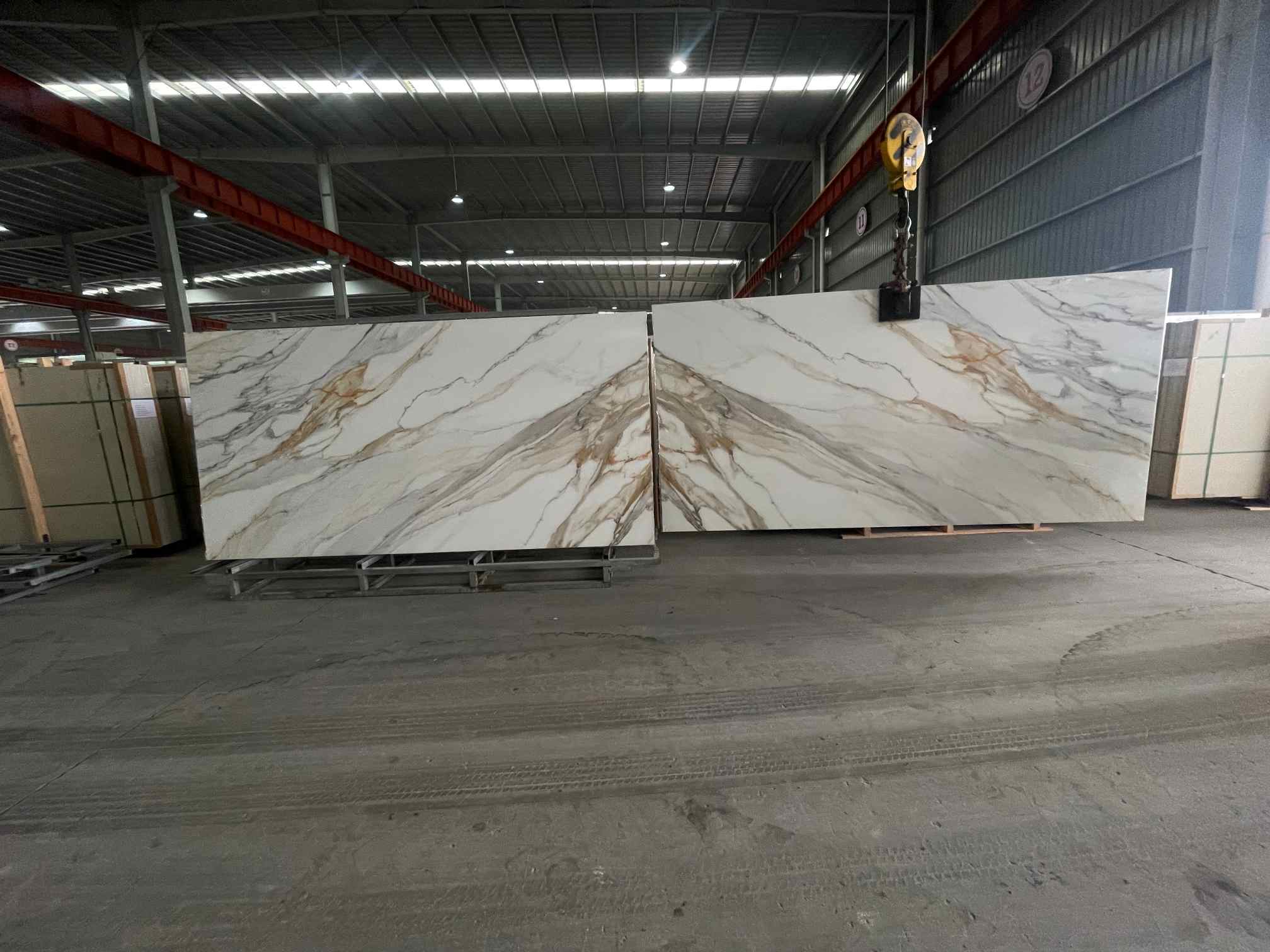 Bookmatch Calacatta-look sintered stone slabs for Chile kitchen countertop project