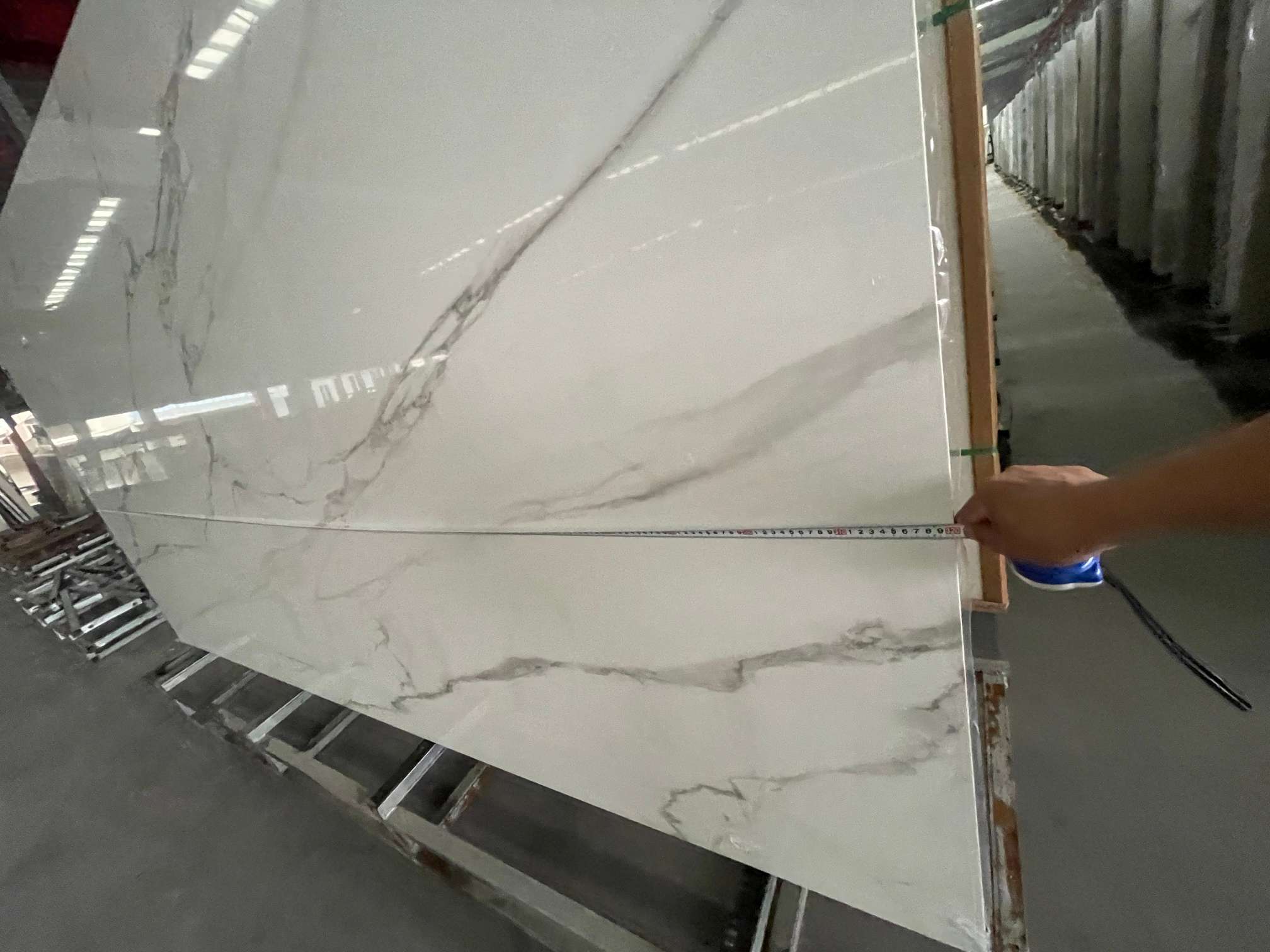 Factory measuring 3200 mm sintered stone slab length before shipment