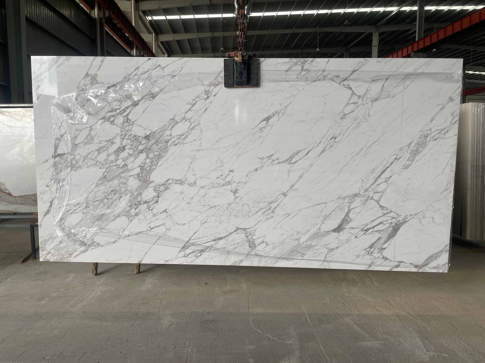 White Calacatta-look sintered stone slab with gold gray veining for Chile project